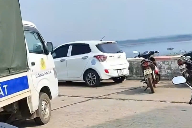 Người đàn ông đỗ ô tô trên bờ rồi bất ngờ nhảy xuống hồ