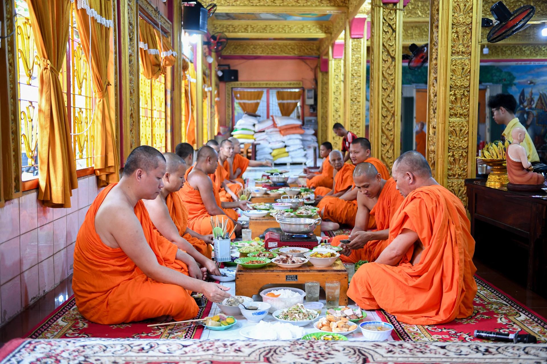 Người Khmer ở TPHCM dâng cơm cầu bình an dịp Tết Chôl Chnăm Thmây