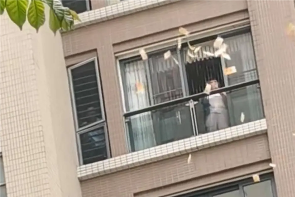 Người phụ nữ liên tục ném tiền xuống đất, nhiều người tranh nhau nhặt