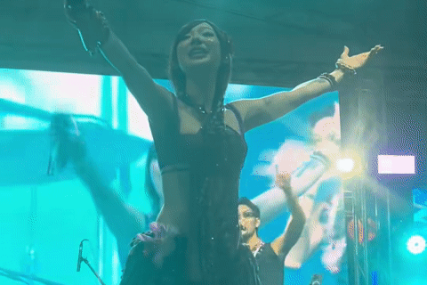 Nữ ca sĩ 26 tuổi tháo chạy khỏi sân khấu sau sự cố khiến ê-kíp bị điện giật