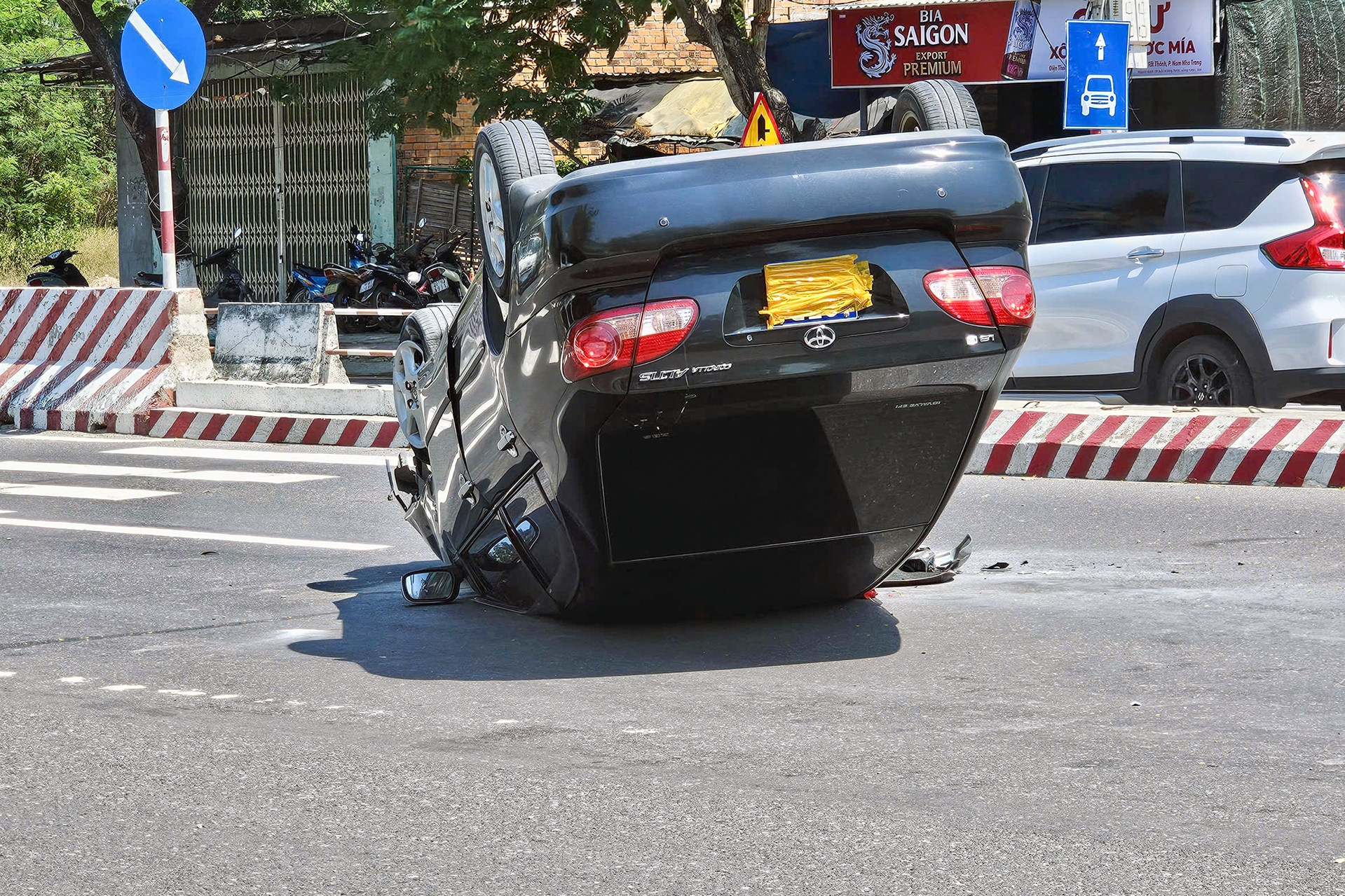  Ô tô lật ngửa trên đường ra sân bay, ba người gặp nạn 