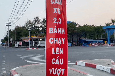 Phớt lờ biển cấm, hàng loạt xe máy vẫn lao vun vút trên cầu vượt ở TPHCM