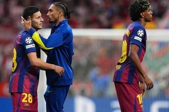 Raphinha tức giận: 'Barca bị cướp vé bán kết Cúp C1'