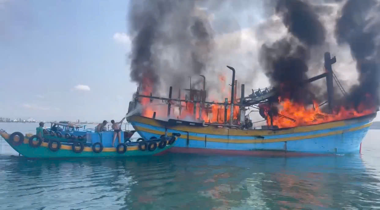 Tàu cá chở 21 người bốc cháy ngùn ngụt trên biển, cột khói cao hàng chục mét..jpg