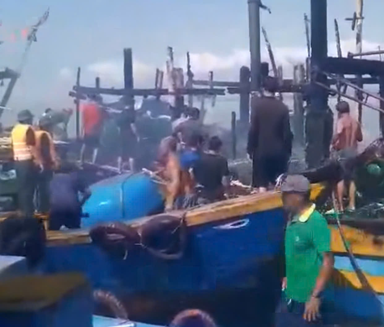 Tàu cá chở 21 người bốc cháy ngùn ngụt trên biển, cột khói cao hàng chục mét...jpg