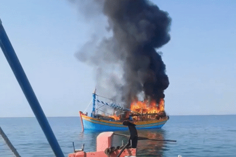 Tàu chở 21 người bốc cháy ngùn ngụt trên biển, cột khói cao hàng chục mét