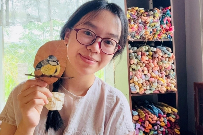 Thấy lá mít rụng đầy sân, cô gái ở Lâm Đồng nhặt về thêu tranh thu tiền triệu