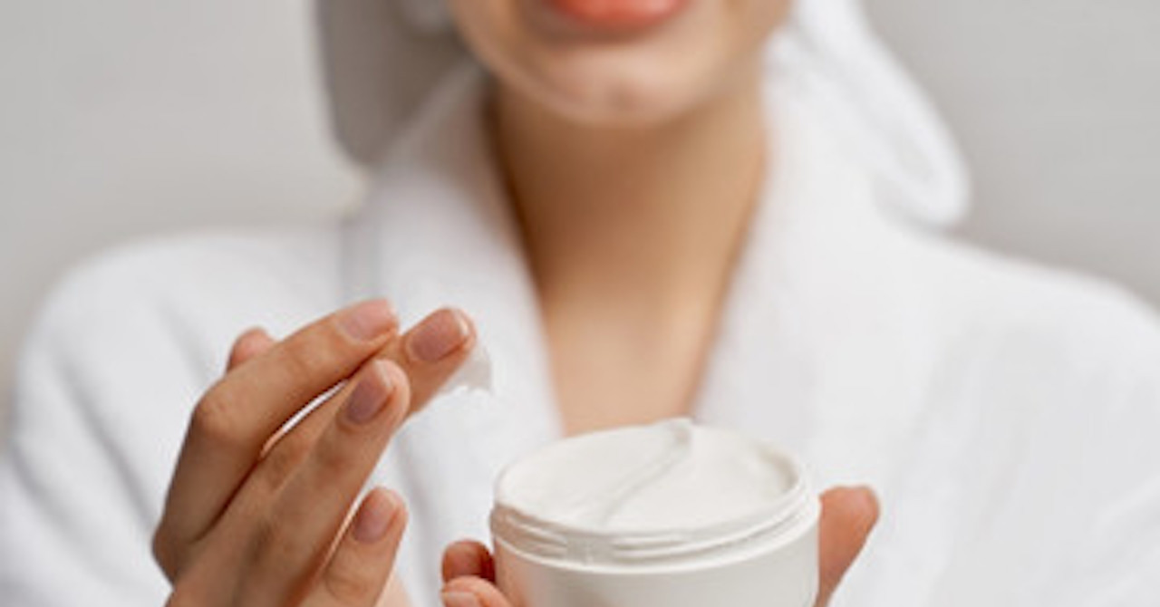 Thu hồi toàn quốc 9 sản phẩm mỹ phẩm vi phạm, có kem nghệ, dầu tràm