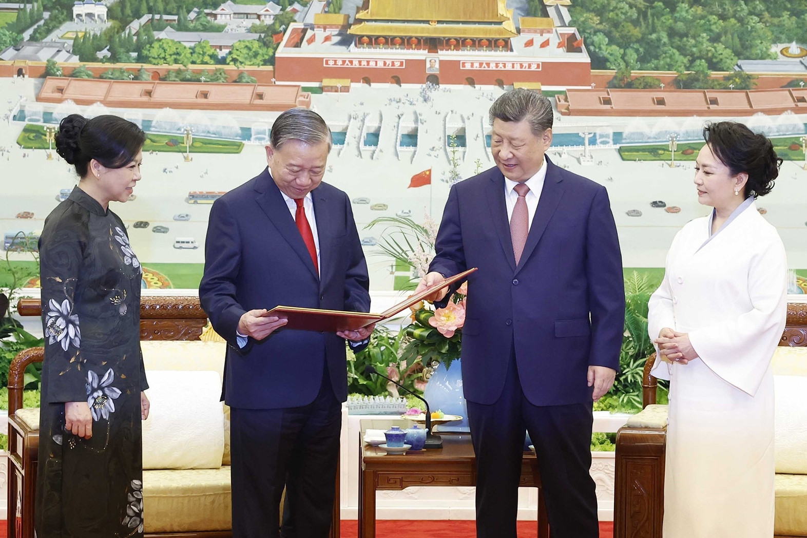 Tổng Bí thư, Chủ tịch nước Tập Cận Bình mời trà Tổng Bí thư, Chủ tịch nước Tô Lâm