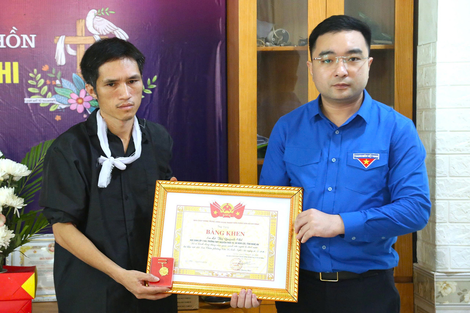 truy tặng huy hiệu tuổi trẻ dũng cảm.jpg