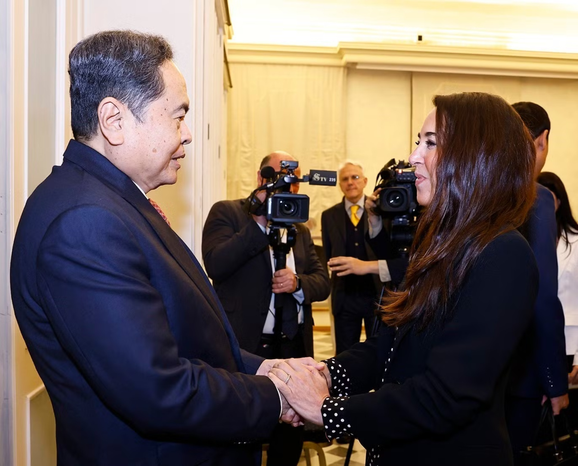 vna potal chu tich quoc hoi gap pho chu tich thuong vien italy 8701345.jpg