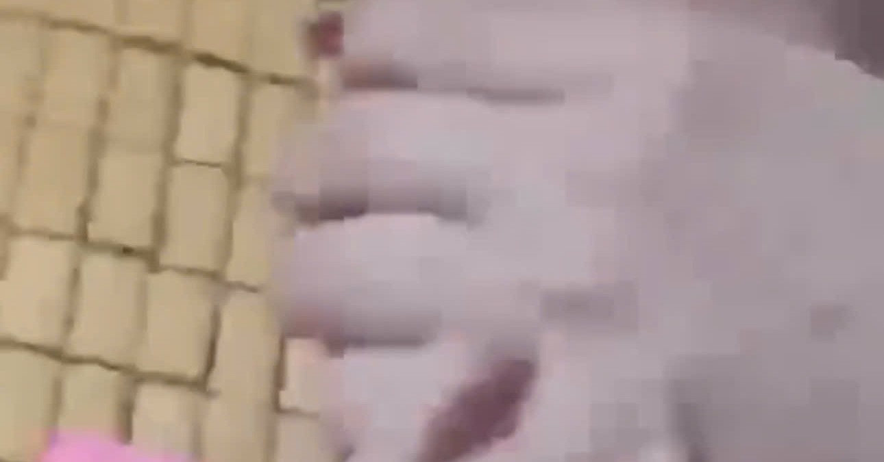 Xác minh clip người mẹ liên tục dùng tay bóp miệng con gái 1 tuổi