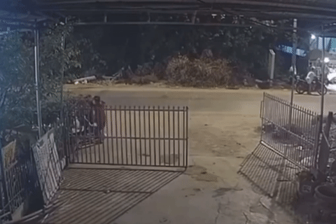  2 cháu nhỏ may mắn thoát nạn sau cú tông của xe máy kéo 