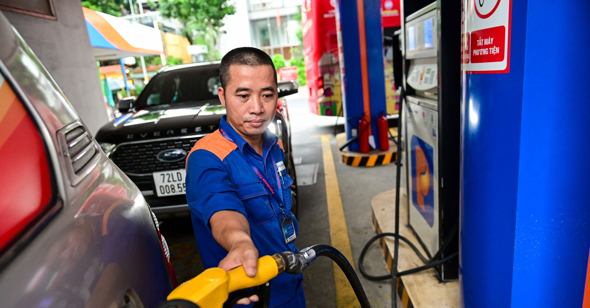 Giá xăng dầu hôm nay 16/4: Dầu thế giới đi ngan...