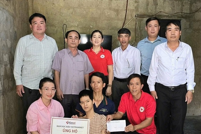 Báo VietNamNet trao hơn 188 triệu đồng tới người đàn ông nuôi 3 con bệnh tật