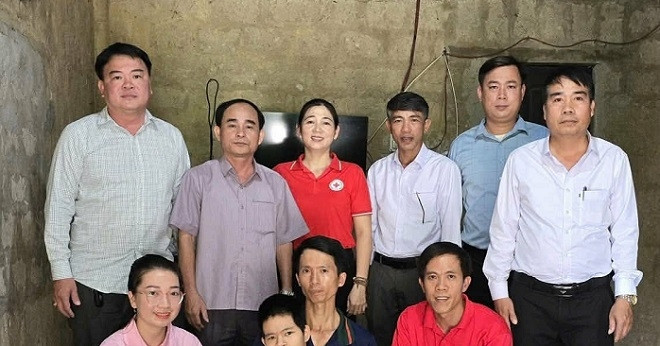 Báo VietnamNet trao hơn 188 triệu đồng đến người đàn ông nuôi 3 con bệnh tật