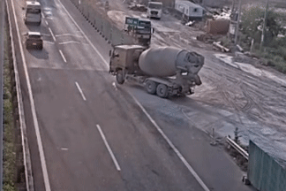 Camera bắt lỗi xe trộn bê tông 'vô tư' vào cao tốc từ điểm mở công trường