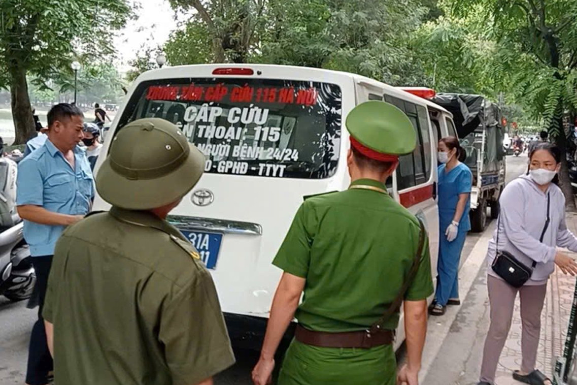 Hà Nội: Bị ngã ở chợ Thành Công, cụ bà 80 tuổi được công an hỗ trợ khẩn cấp