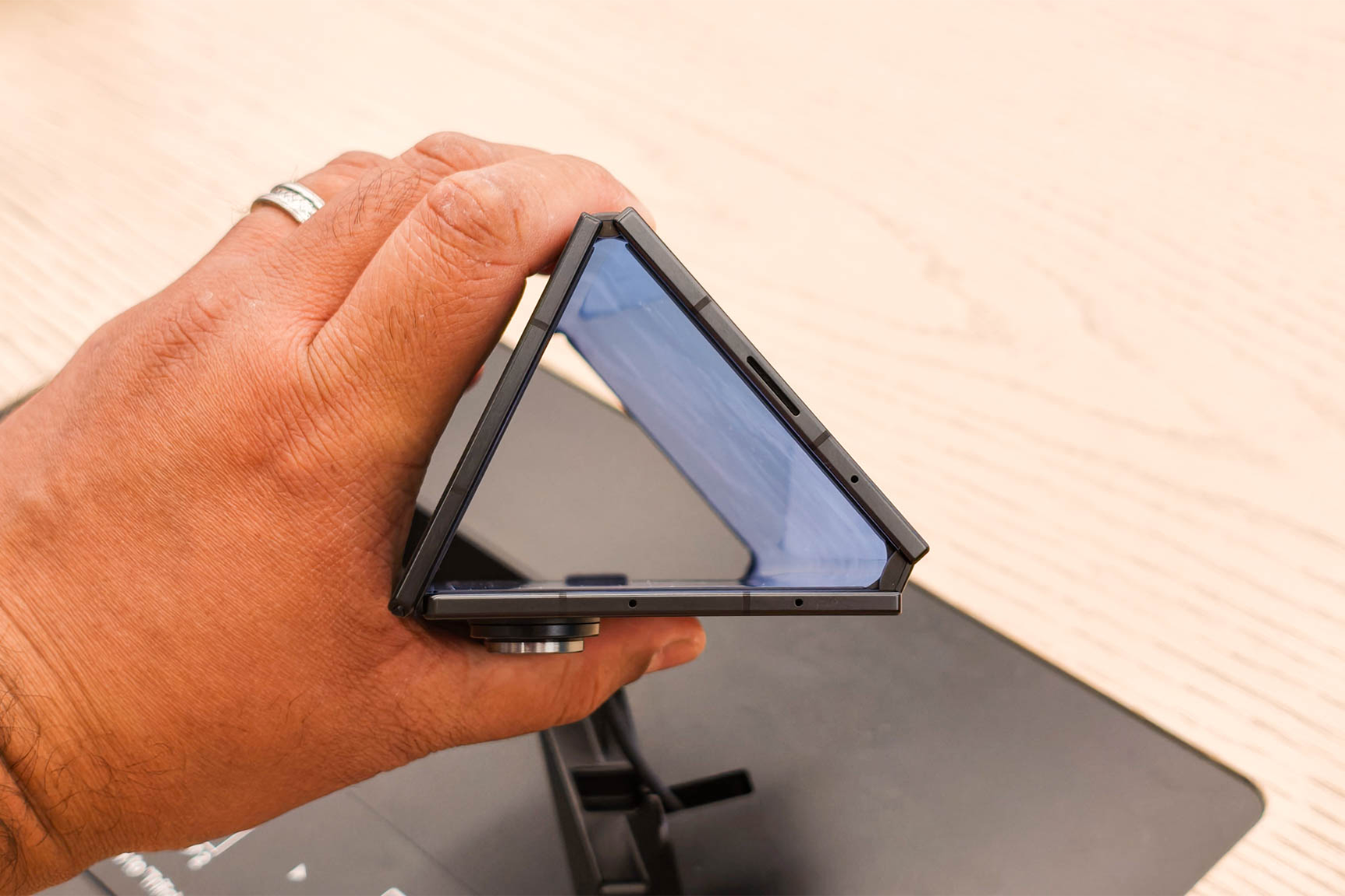  Hãng điện thoại hàng đầu thế giới tham vọng chiếc smartphone gập ‘điên rồ’ 