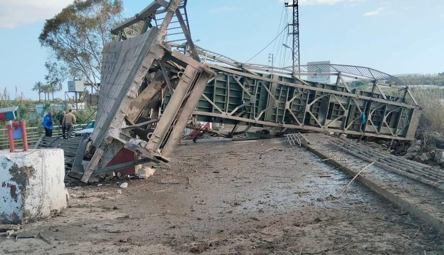 Israel pha cay cau Lebanon X.jpg