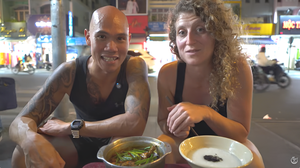 khach tay thu chao ech tphcm (1).png