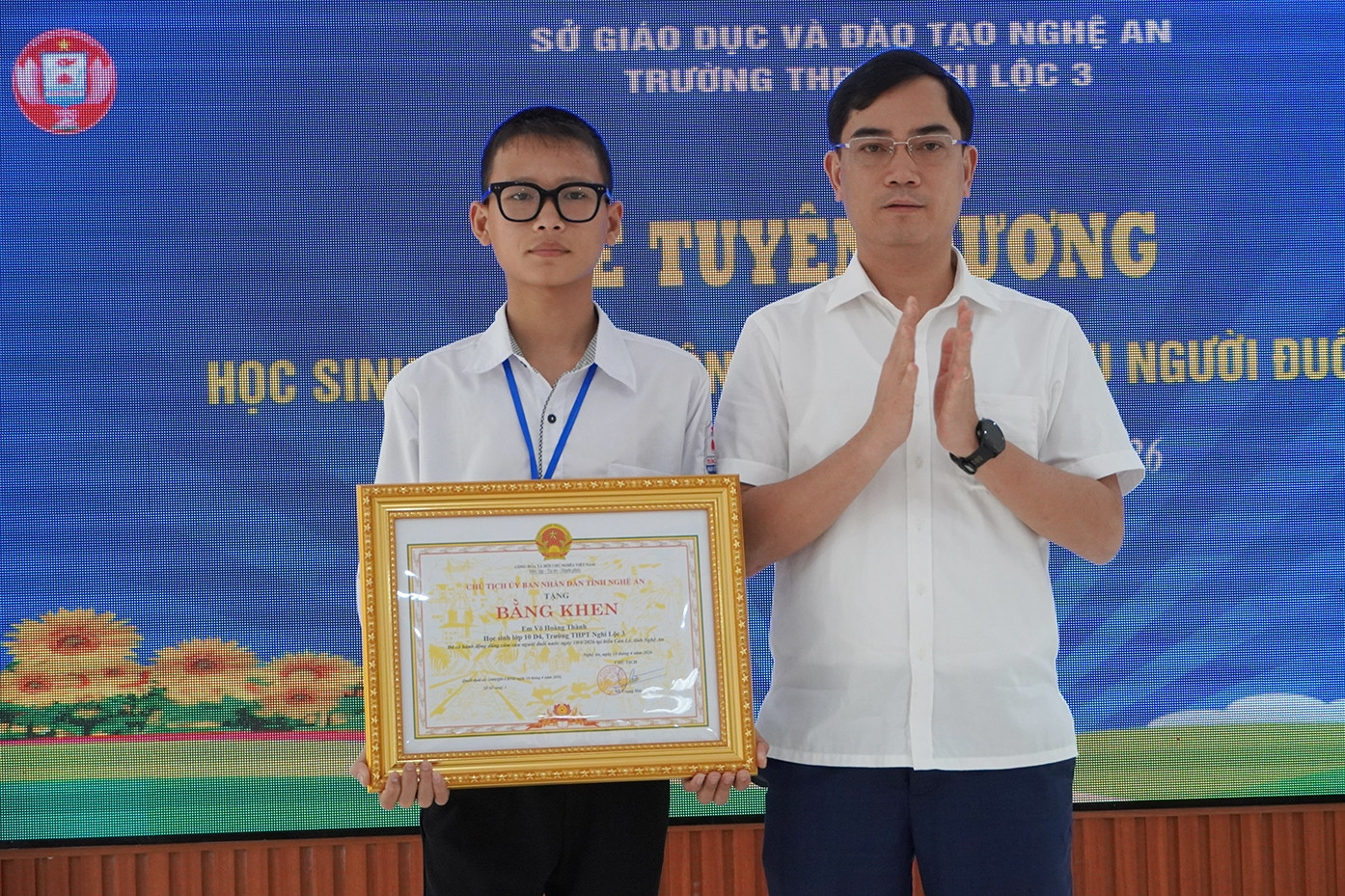 Khen thưởng nam sinh lớp 10 dũng cảm cứu 2 người đuối nước