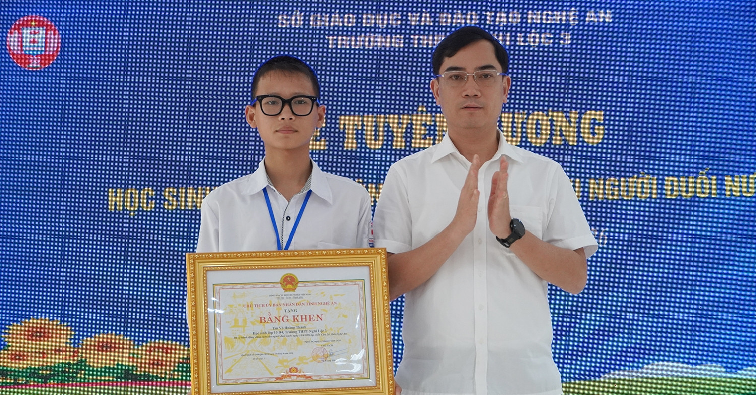 Nam sinh lớp 10 được khen thưởng vì dũng cảm cứu hai người dưới nước