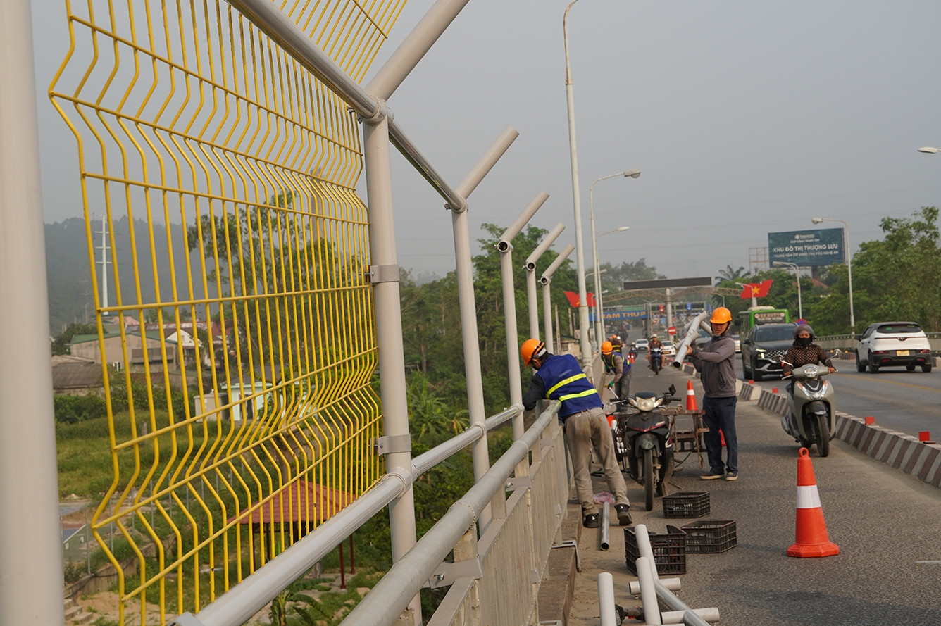 Lắp lưới thép cao 2,5m, ngăn người nhảy cầu Bến Thủy
