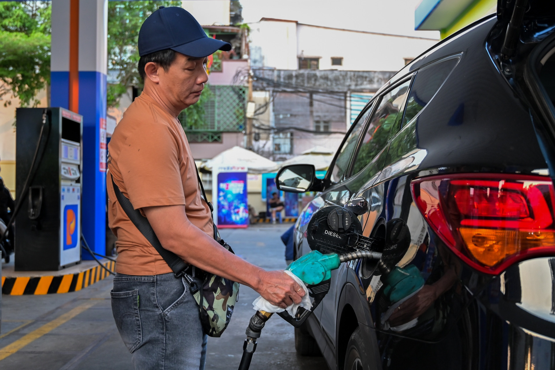 Giá dầu diesel giảm mạnh gần 2.000 đồng/lít từ 0h