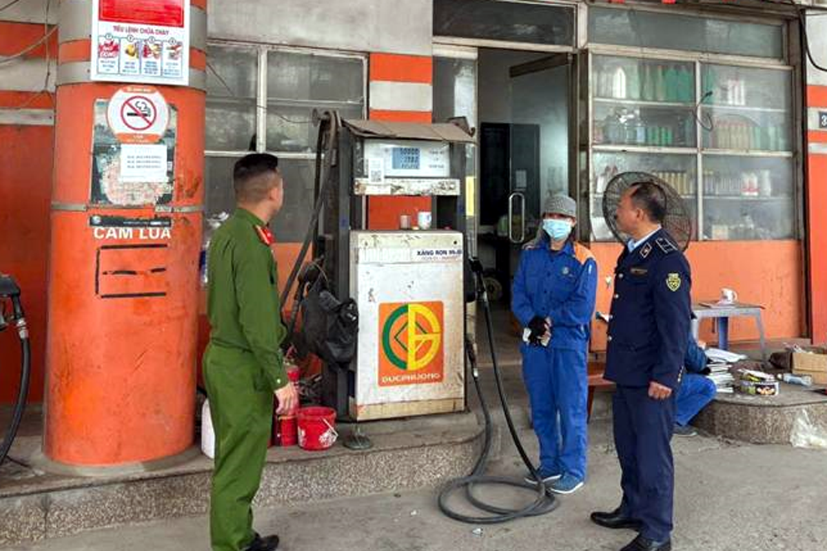 Hà Nội xử phạt các nơi chỉ bán xăng tối đa 300.000 đồng/lượt cho ô tô
