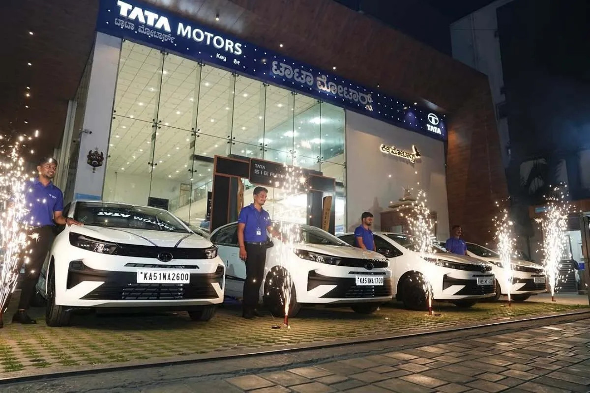 Mạnh tay đãi ngộ, công ty kinh doanh vàng tặng hàng loạt ô tô cho nhân viên