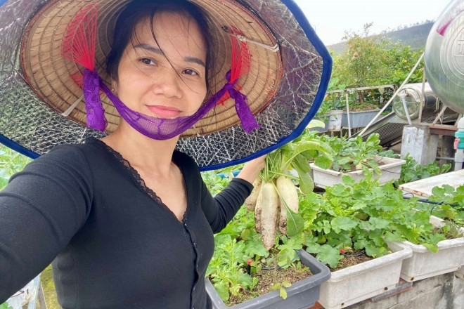  Mẹ 5 con biến sân thượng thành 'vườn quê', 11 năm nuôi cả nhà bằng rau sạch 