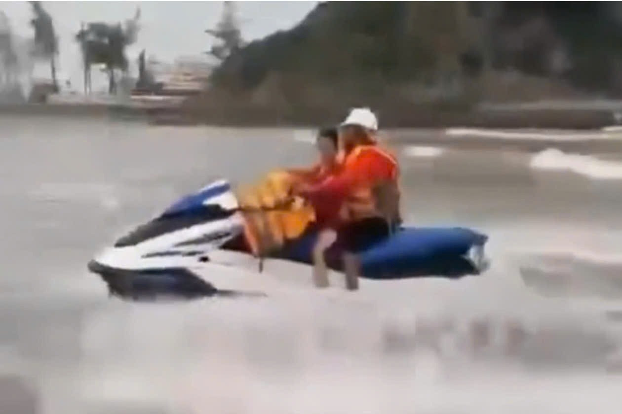 Hai bé trai sinh đôi bị cuốn trôi xa 50m ở biển Cửa Lò