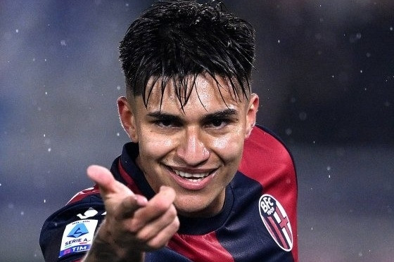 MU săn tiền đạo ghi bàn đẹp miễn chê và trung vệ cao 1m90