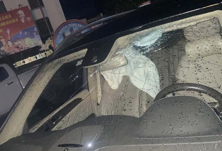 Xót xa hình ảnh hàng loạt ô tô vỡ kính, móp méo, hư hỏng do mưa đá ở Lào Cai