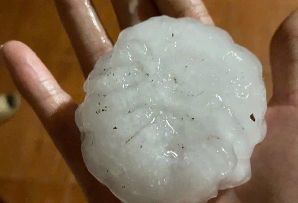 Mưa đá to như nắm tay trút ầm ầm xuống Bắc Hà