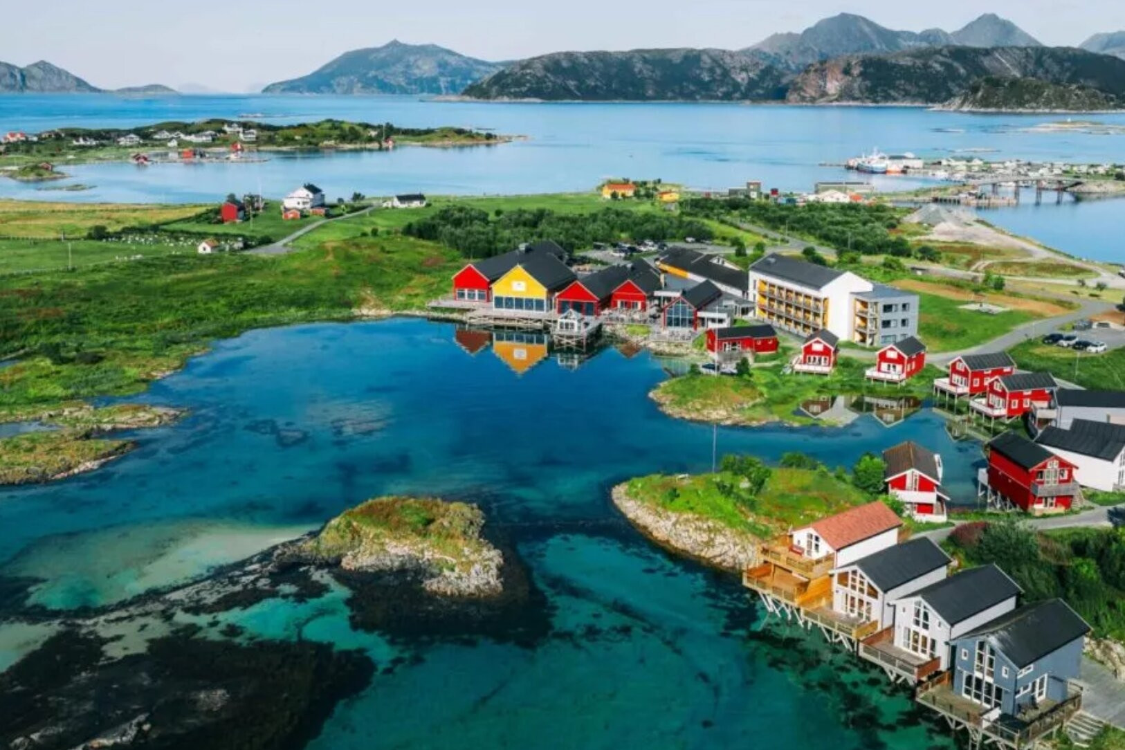 Ngôi làng kỳ lạ ở Na Uy: Mặt trời không lặn 69 ngày, dân sống 'không giờ giấc'