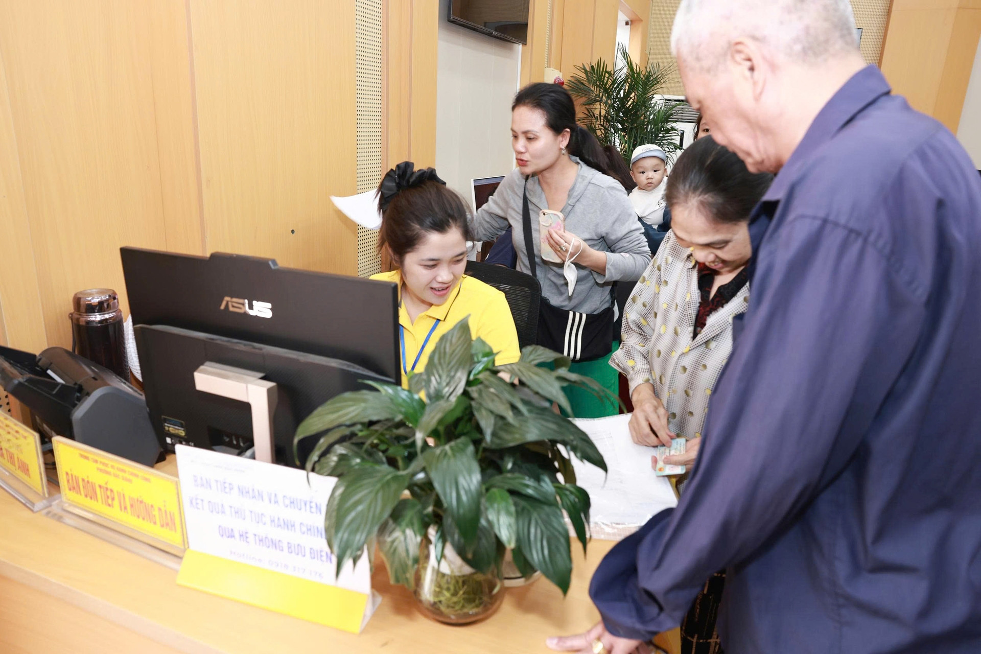 Nhân viên Bưu điện tham gia hỗ trợ người dân biết cách nộp hồ sơ trực tuyến