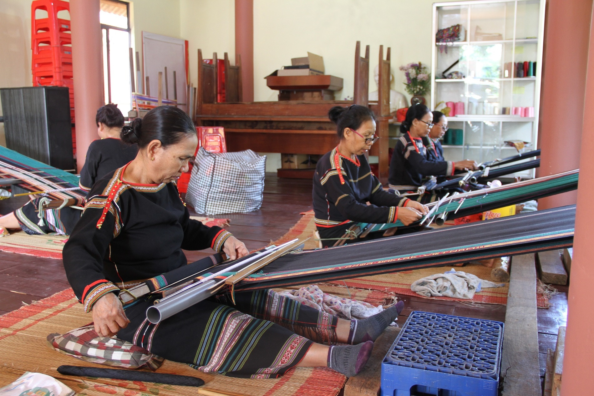 Những nghề xưa hồi sinh bên hồ Lắk