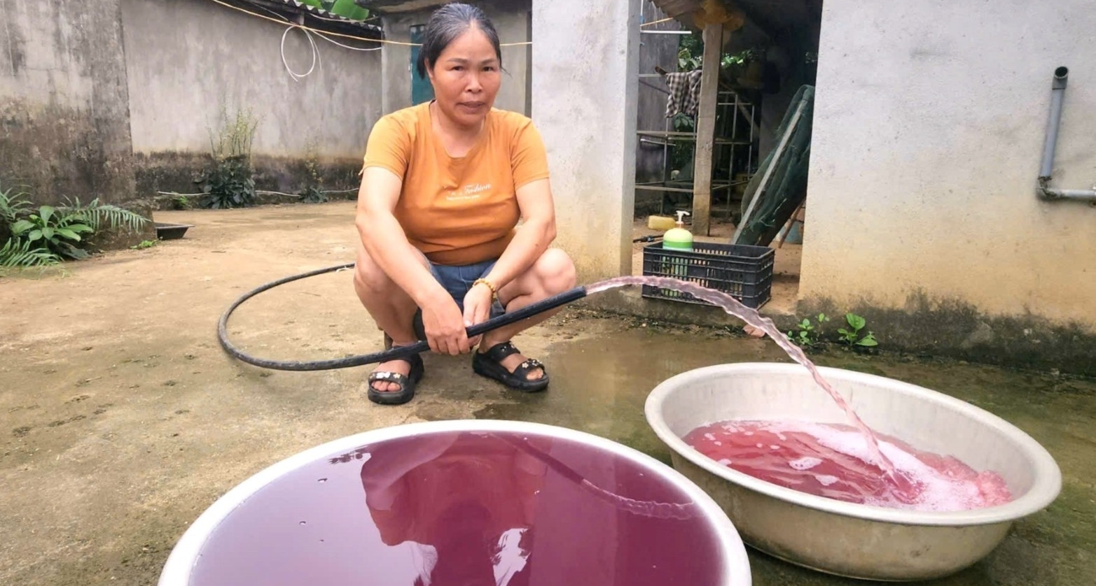 Nước giếng chuyển màu tím bất thường, người dân phải mua nước bình về dùng