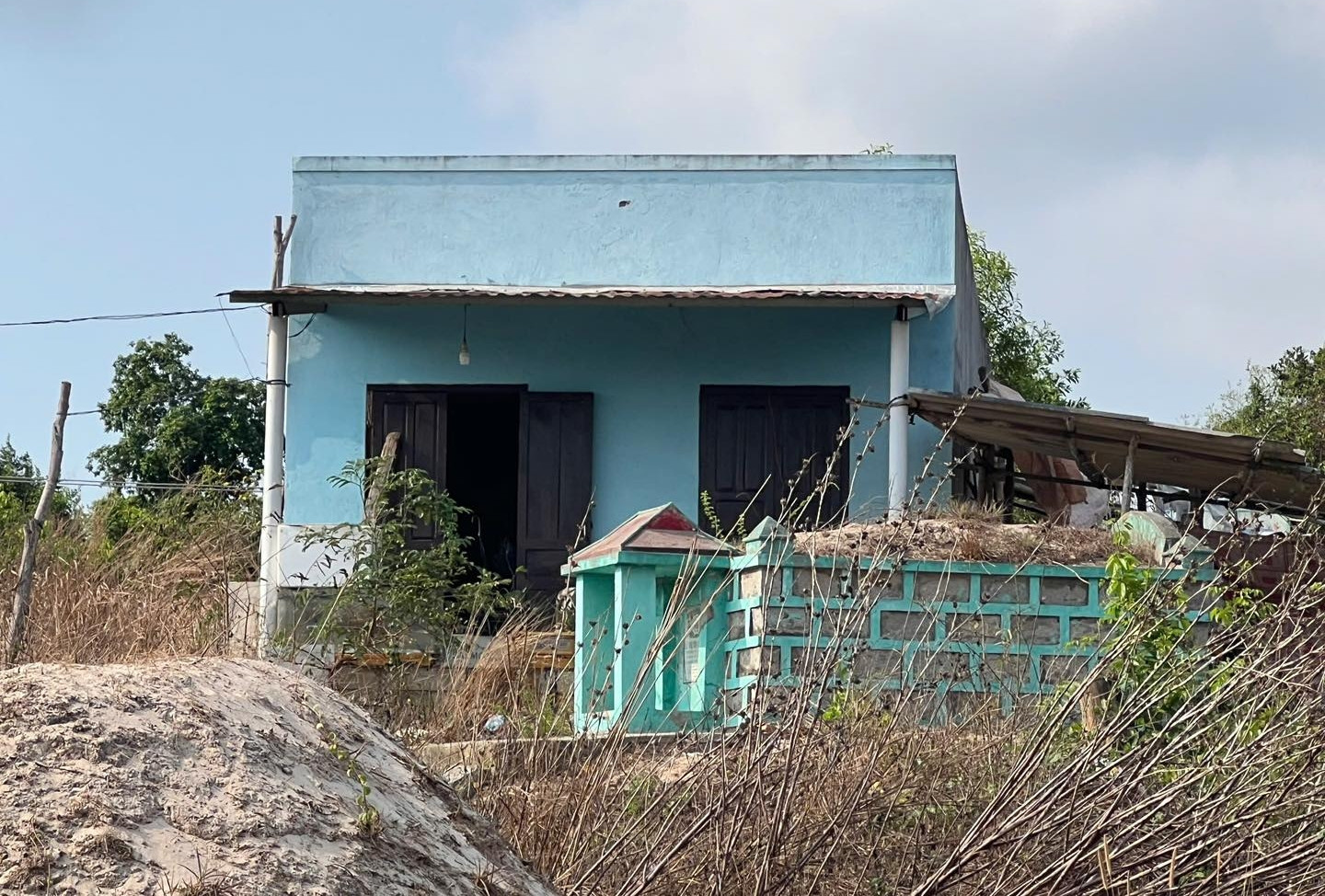 Phát hiện thi thể người đàn ông phân hủy mạnh trước cửa nhà