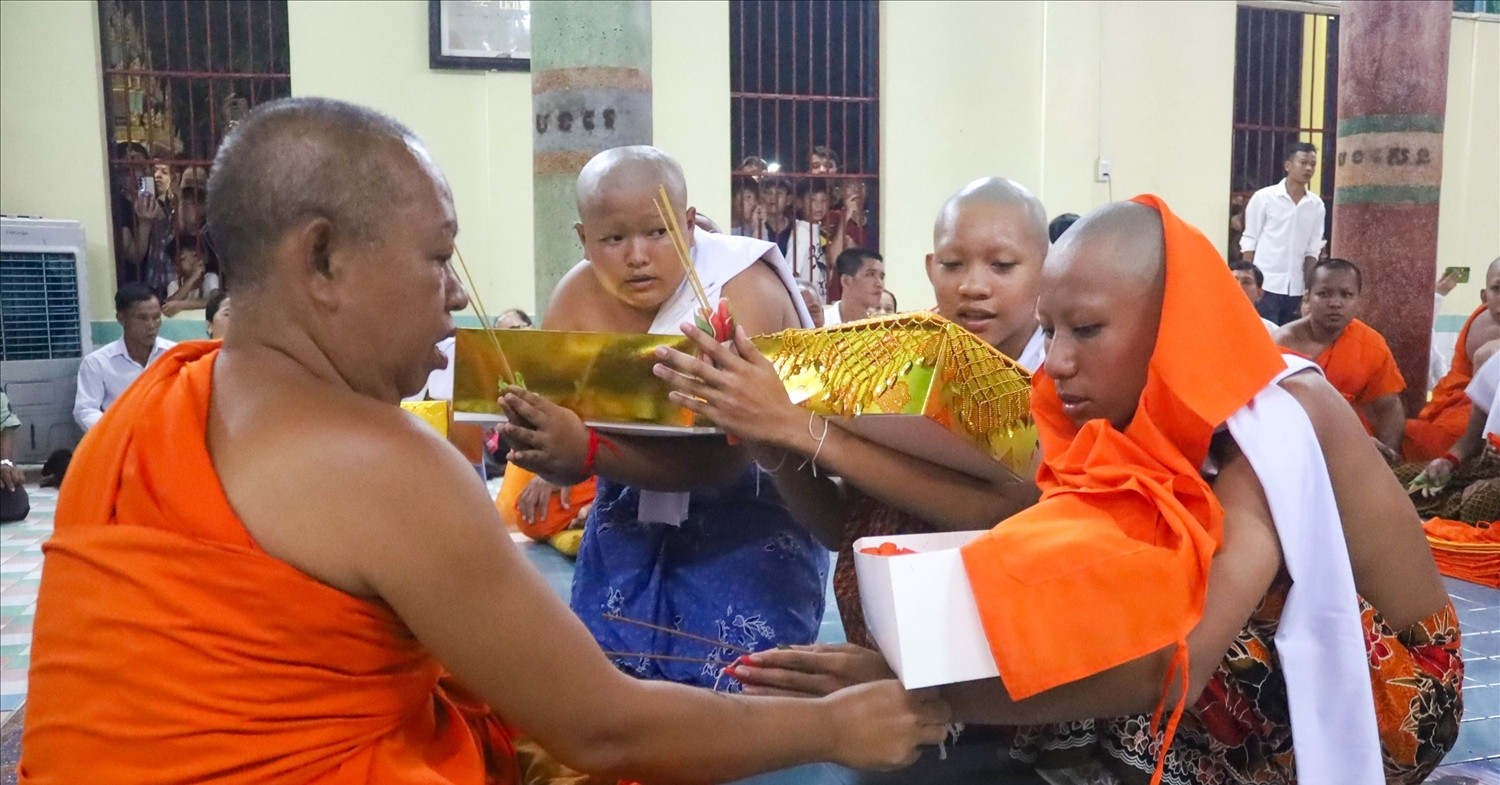 Phong tục đẹp của người Khmer: Con trai vào chùa để báo hiếu cha mẹ