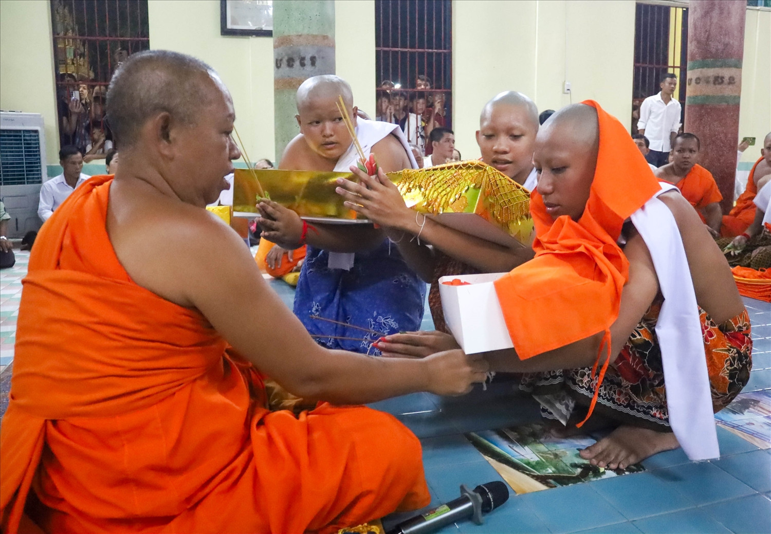 Thượng tọa Danh Phản, Ủy viên Trung ương Hội đồng Trị sự, Phó Trưởng ban Trị sự Giáo hội Phật giáo Việt Nam tỉnh, Phó Chủ tịch Hội Đoàn kết sư sãi yêu nước tỉnh An Giang, trụ trì chùa Sóc Xoài, làm lễ xuất gia cho các Sa Di