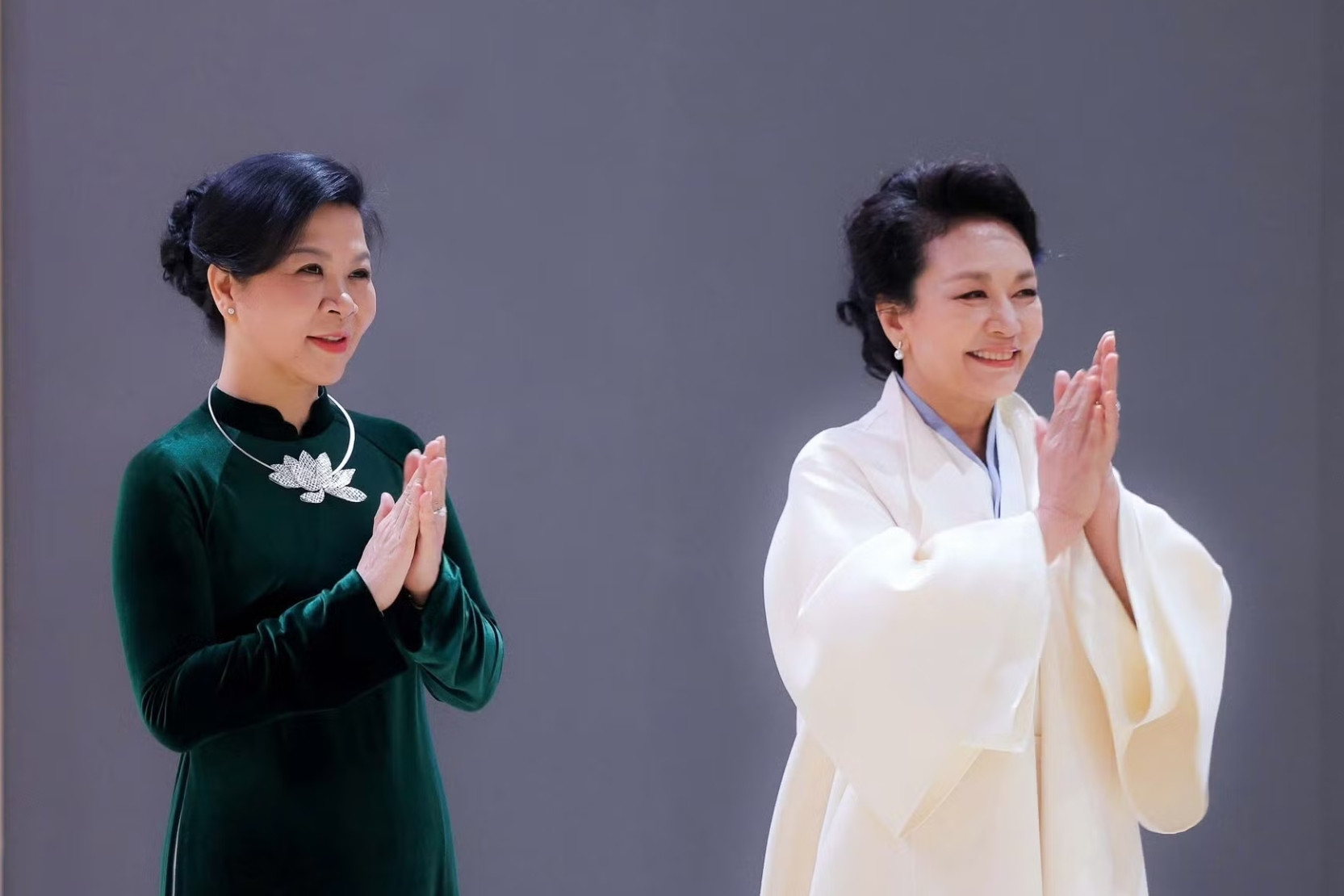 Phu nhân Ngô Phương Ly gặp gỡ, trao đổi với phu nhân Bành Lệ Viên