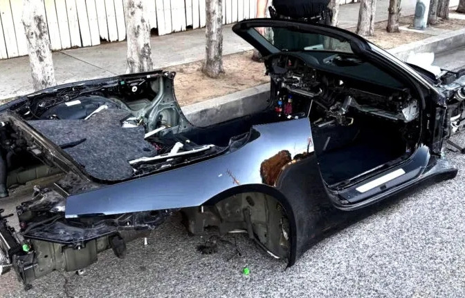 Porsche bị trộm “rã xác” ngay giữa phố, người qua đường tưởng xe Mazda