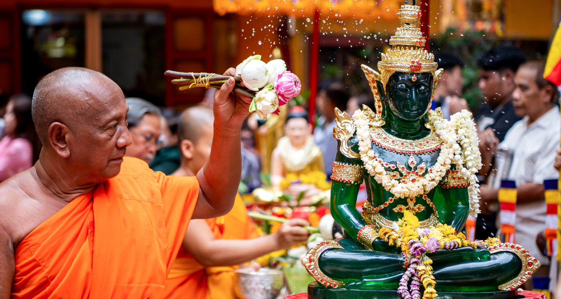 Đồng bào Khmer đón Tết Chôl Chnăm Thmây với nghi lễ tắm Phật trang nghiêm