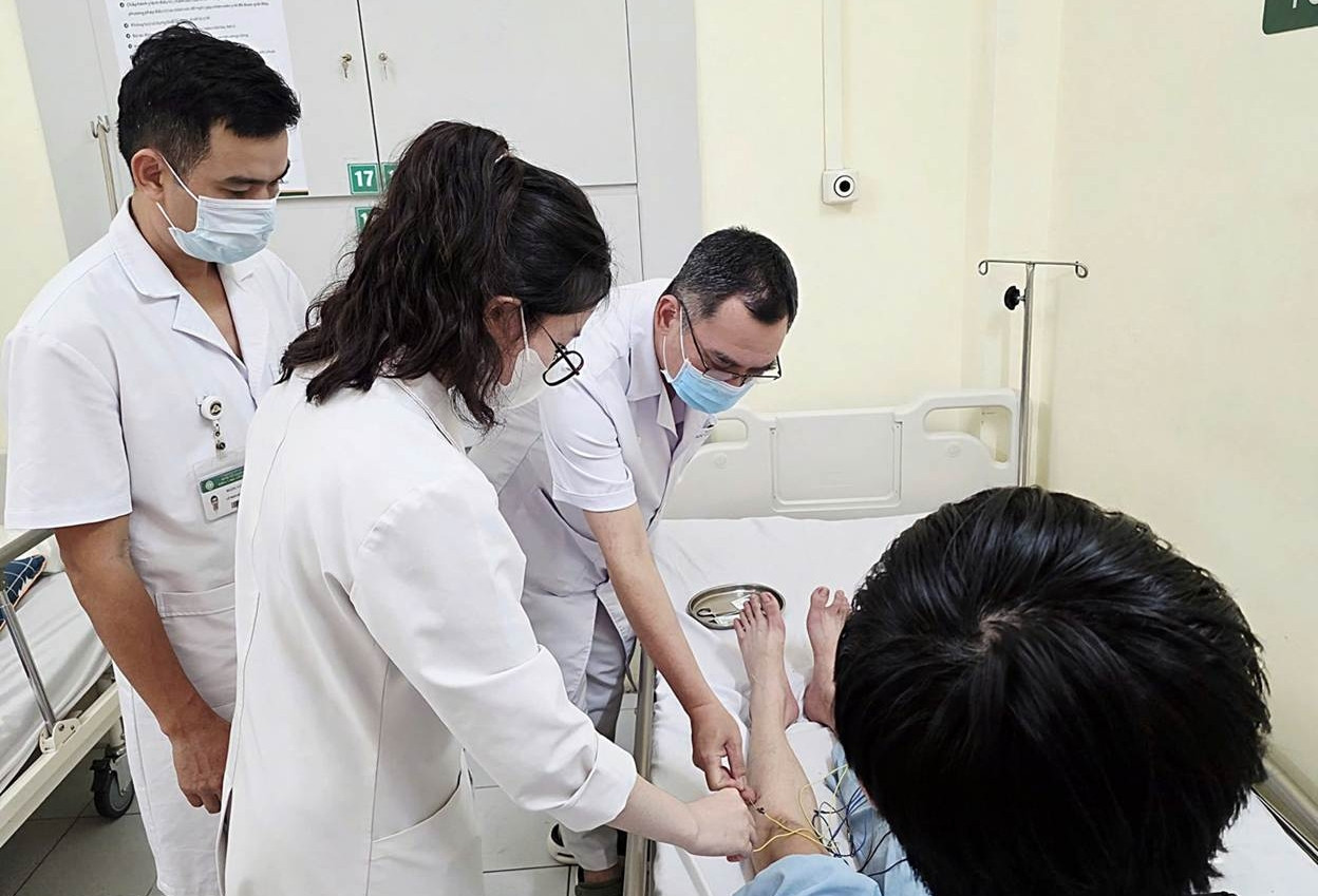 Thói quen ngồi khiến chàng trai 19 tuổi suýt tàn phế