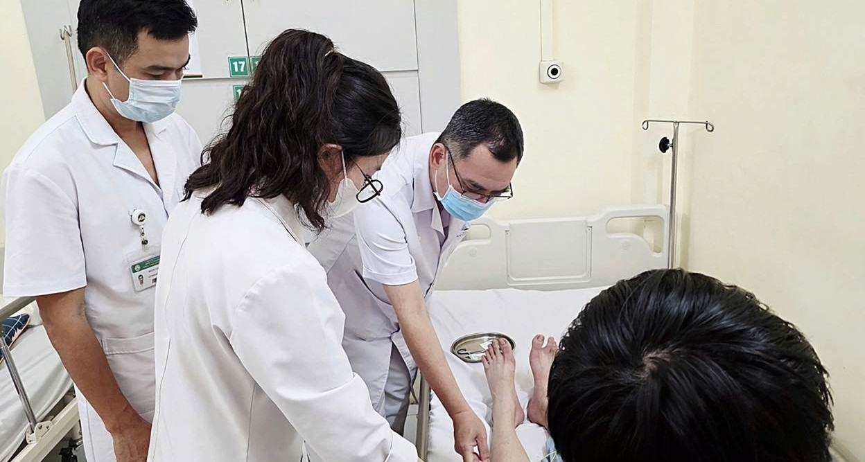 Thói quen ngồi khiến chàng trai 19 tuổi suýt tàn phế