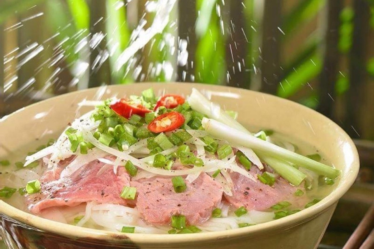 Tiến sĩ dinh dưỡng cảnh báo thói quen húp cạn nước phở