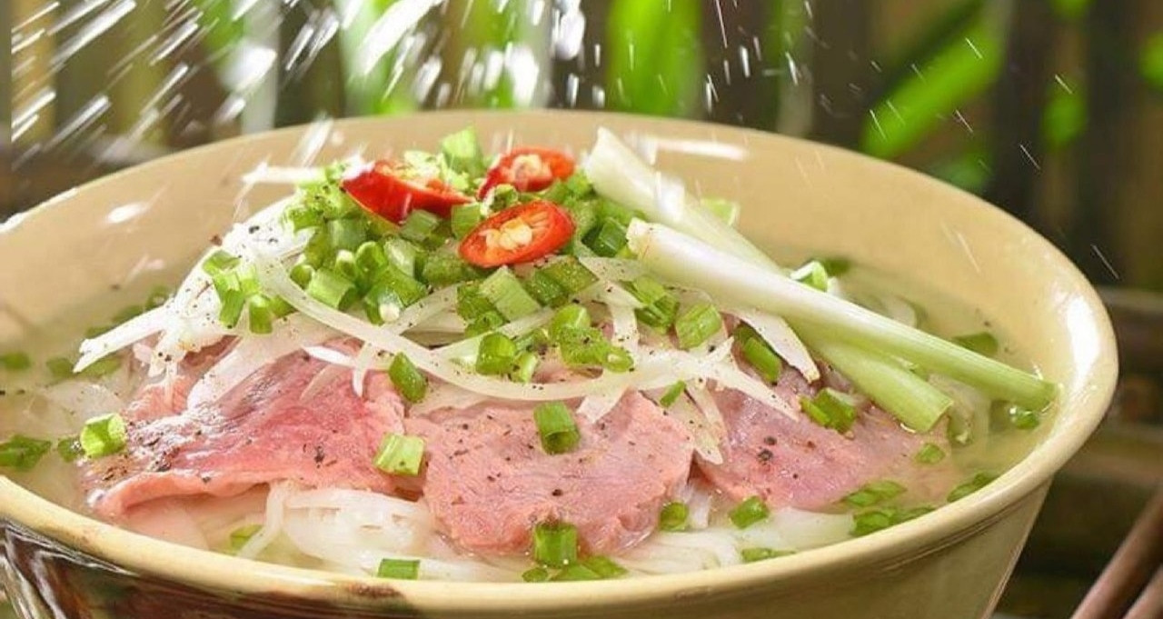 Tiến sĩ dinh dưỡng cảnh báo thói quen húp cạn nước phở